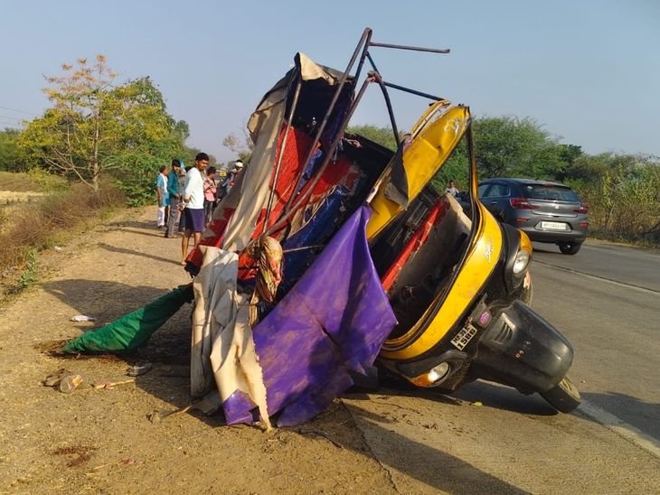 राजगढ़ में पिकअप ने ऑटो को मारी टक्कर, 9 घायल:जीरापुर के पास नेशनल हाईवे पर हादसा, टक्कर मारने के बाद पिकअप खेत में पलटी