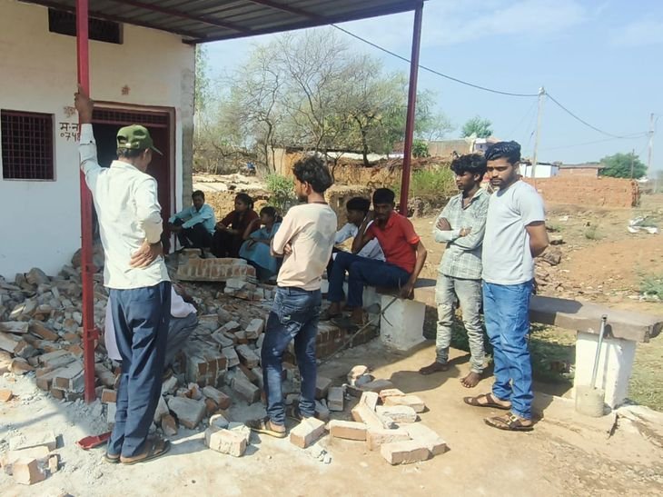 पन्ना में दीवार गिरी, एक महिला की मौत:बारिश से बचने रुकी थी, 3 लोग घायल