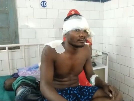 तीन बाइक सवारों को ट्रैक्टर ने मारी टक्कर:एक की हालत गंभीर, दो को आईं मामूली चोटें