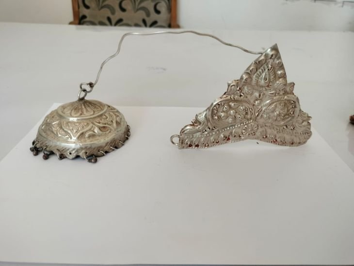 मंदिर चोरी का खुलासा:ताला तोड़कर घुसे थे अंदर, चांदी का मुकुट-छत्र ले गए थे 2 आरोपी