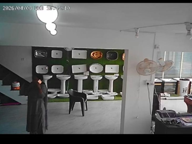 सेनेटरी स्टोर में दीवार तोड़कर 3.5 लाख की चोरी:CCTV में चोर हुए कैद, पुलिस फुटेज के आधार पर चोरों की तलाश कर रही