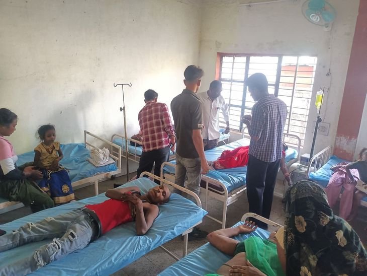 मझौली में ऑटो-ई-रिक्शा की आमने-सामने से टक्कर:10 घायल; दो की हालत गंभीर, पंचायच कार्यालय के सामने हुआ हादसा