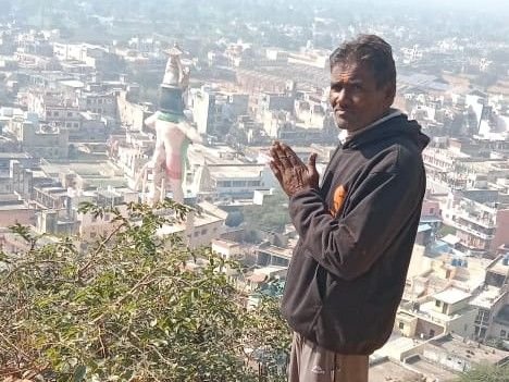 देवास में पेड़ पर लटका मिला युवक का शव:दो दिन पहले निर्माणाधीन मकान के काम के सिलसिले में आया था