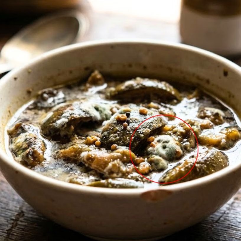 <!-- HTML_TAG_START --><p>अचार में नमी रह जाना, साफ-सफाई का ध्यान न रखना, तेल या नमक की मात्रा कम होना या गीले चम्मच से अचार निकालना। इन कारणों से बैक्टीरिया और फंगस जल्दी पनपते हैं और अचार खराब हो जाता है।&nbsp;<br>&nbsp;</p><!-- HTML_TAG_END --> <span class="graytxt">Image: AI</span>