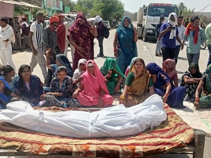 युवती की मौत पर बवाल, परिजनों ने किया चक्काजाम:सड़क पर बैठी महिलाएं बोलीं-खून के बदले खून चाहिए, कार्रवाई के आश्वासन पर खोला जाम
