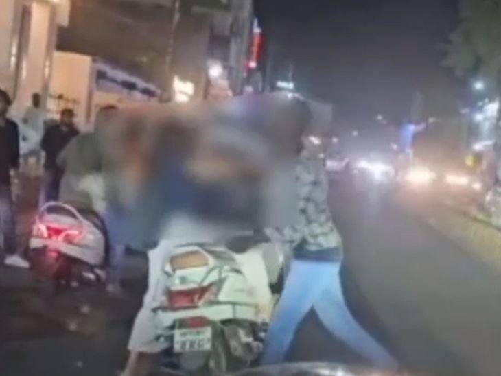बीच सड़क पर स्कूटी सवार दो बहनों से मारपीट:मां की दवाइयां लेकर लौट रही थी, मकरोनिया चौराहे पर रोका और मारपीट कर भागे युवक