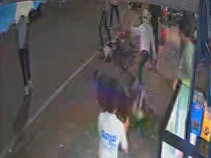 सागर चौपाटी पर 8-10 नकाबपोश बदमाशों का उत्पात:दुकानों और गाड़ियों में की तोड़फोड़, मची भगदड़; CCTV फुटेज के आधार पर तलाश जारी