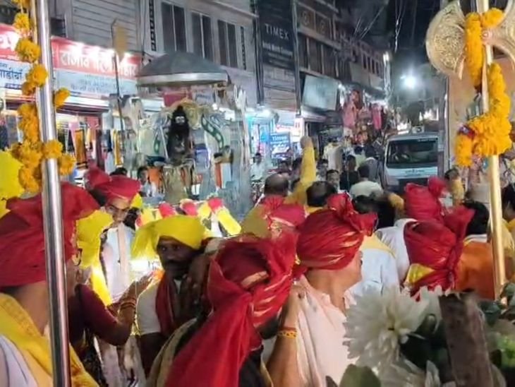 पालकी में बैठ बाल स्वरूप में निकले भगवान परशुराम:सागर में वाराणसी के कलाकारों ने दी शिव तांडव की प्रस्तुति, आतिशबाजी से स्वागत