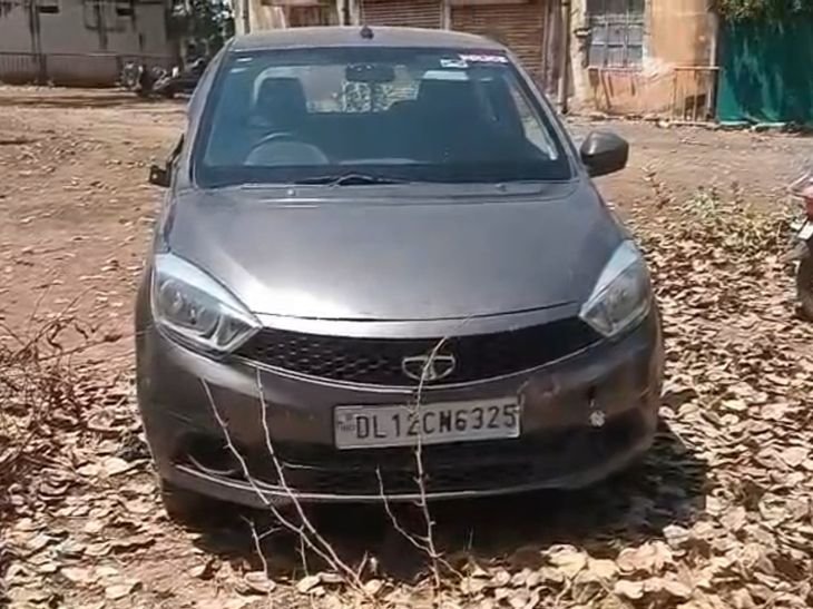 दिल्ली पासिंग पुलिस लिखी कार से पकड़ाई शराब:हादसे की सूचना पर पहुंची पुलिस, ड्राइवर को बाहर निकाला, कार में देखा 9 पेटी शराब मिली