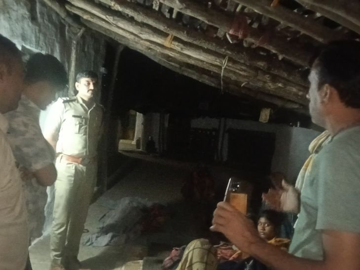 गर्दन पर कुल्हाड़ी मारकर पत्नी की हत्या:घरेलू विवाद में सोते समय किया हमला, 6 साल पहले की थी दूसरी शादी