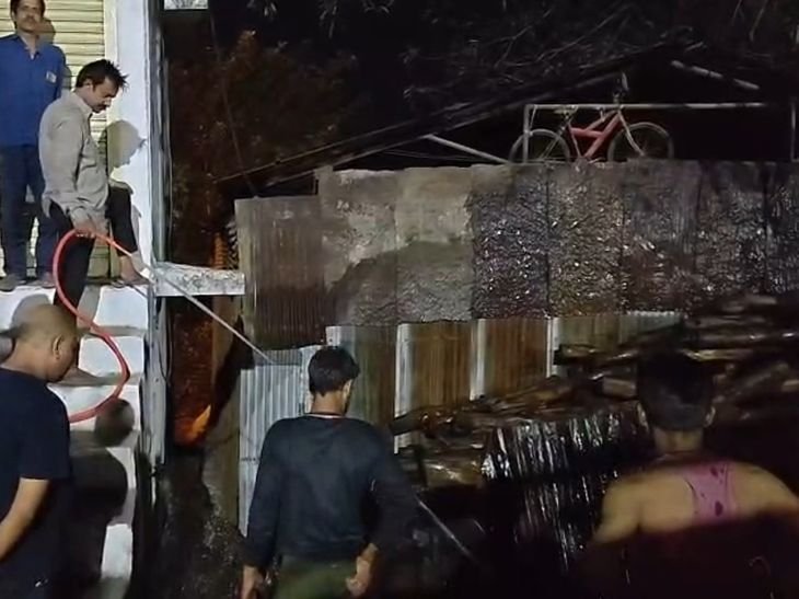 सागर के मोतीनगर में लकड़ी के टाल में आग:फायर ब्रिगेड ने एक घंटे में पाया काबू, धुआं उठते देख हड़कंप मचा