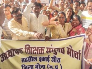 टीईटी के विरोध में जौरा में शिक्षकों का प्रदर्शन:शिक्षकों ने रैली निकाली, बोले– अयोग्य ठहराना अनुचित; आंदोलन तेज करने की चेतावनी