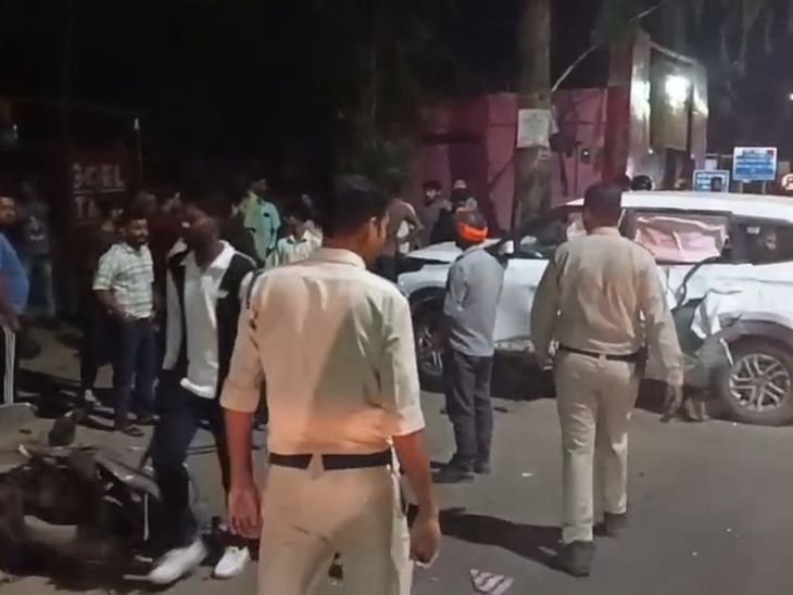 जबलपुर में कार ने चार युवकों को कुचला:1 की मौत, 3 घायल; 50 मीटर तक घसीटता गया शराबी ड्राइवर, रात 12.30 बजे की घटना