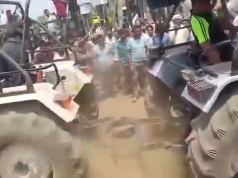 गुना में फसल बेचने आए किसानों का खतरनाक स्टंट, VIDEO:ट्रैक्टर को टायर से बांधकर खींचते नजर आए; दशहरा मैदान में लग रही है गेहूं मंडी