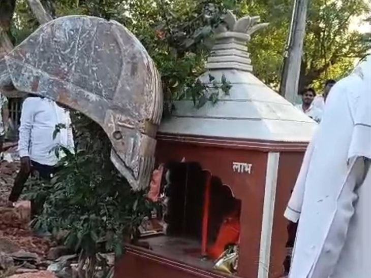 रेलवे ने जेसीबी से मंदिर तोड़ा, मूर्ति को फेंका:खंडवा में 500 से ज्यादा मकान तोड़े; कांग्रेस बोलीं- कहा गए हिंदुत्व पर वोट मांगने वाले?