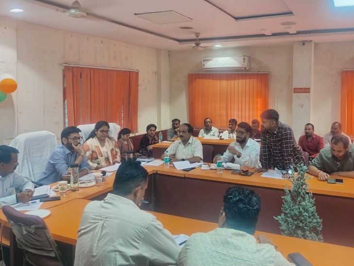 जिस तरह बिजली जरूरी, वैसे ही पानी भी:अपर आयुक्त बोले; जितनी जल्दी हो, नई टेक्नोलॉजी अपना लें, जलकर वसूली में तेजी लाने के निर्देश