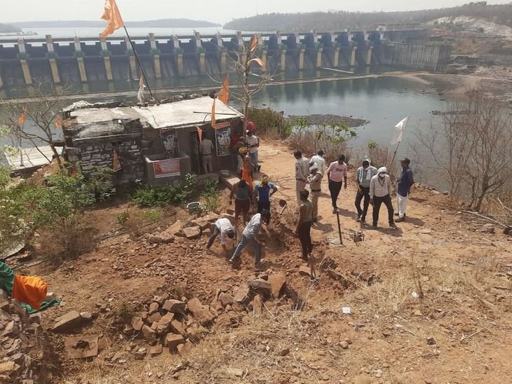 समाधि के 5 दिन बाद निकाला संत का शव:हत्या की आशंका पर पोस्टमार्टम कराया; 5 घंटे चली प्रक्रिया, प्रशासनिक अमला रहा मौजूद