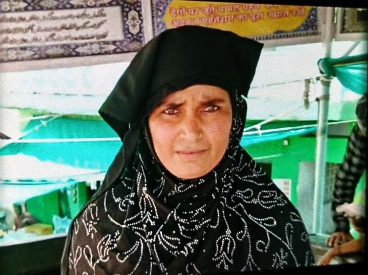 बेटी के निकाह का कार्ड बांटकर लौट रहा था दंपती:खंडवा में बाइक से टकराया जंगली जानवर, पत्नी की मौत; 13 अप्रैल को होनी थी शादी