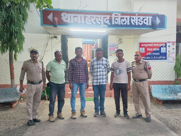 30 हजार की फड के साथ 4 जुआरी धराए:हरसूद पुलिस ने रेवापुर के जंगल में दबिश दी, दो बाइक भी बरामद
