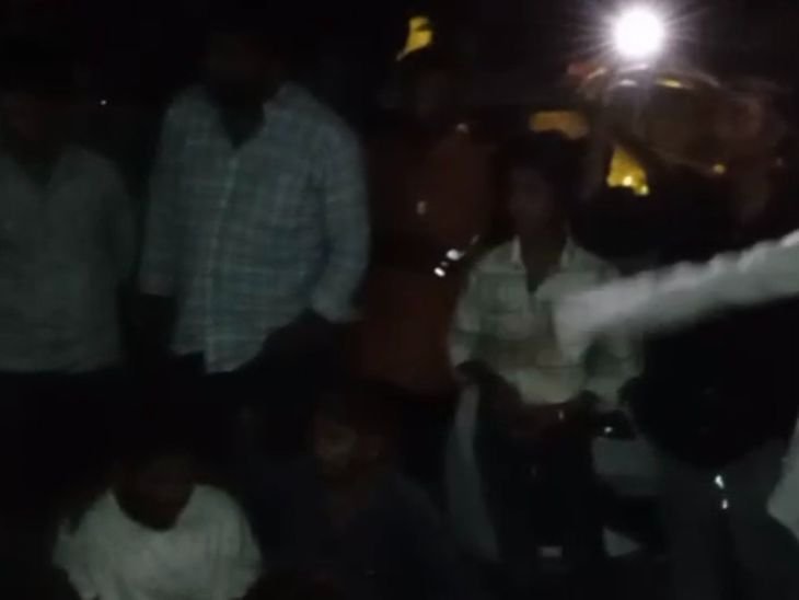 भोपाल में हिंदू संगठनों ने ट्रकों को रोककर लगाया जाम:स्लॉटर वेस्ट से बना मुर्गी-मछली दाना ले जाने के आरोप; डीएनए जांच की मांग