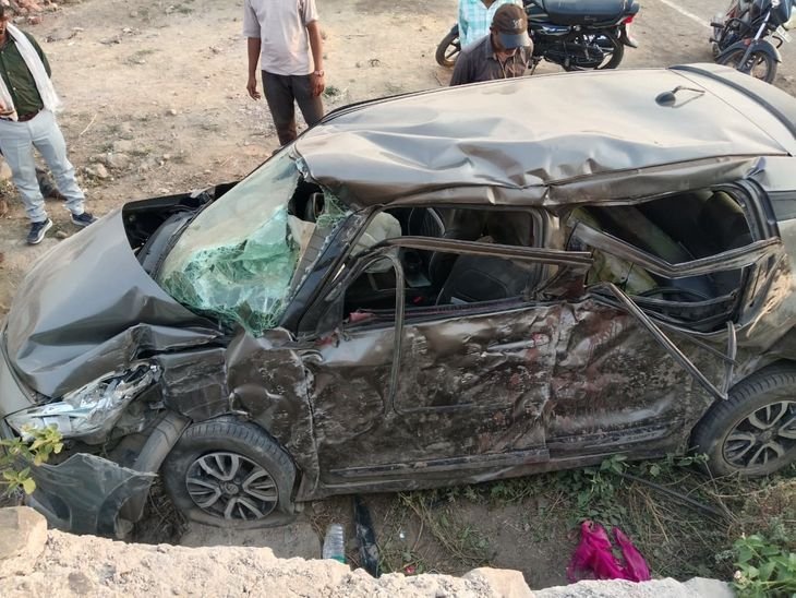खंडवा में दर्दनाक हादसा, 3 युवकों की मौत:बारात में जा रही कार पलटी, 2 गंभीर घायल
