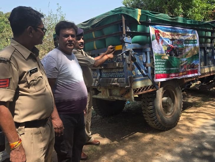 पुलिस का सुरक्षित ट्रैक्टर-ट्रॉली, सुरक्षित किसान अभियान:सड़क दुर्घटना रोकने 30 ट्रैक्टर ट्रालियों पर लगाया रिफ्लेक्टर रेडियम