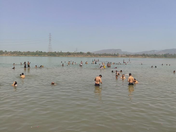 एमपी में गर्मी बढ़ी, पारा 42 पार, नर्मदापुरम सबसे गर्म:अगले 5 दिन तापमान में 3-4 डिग्री बढ़ोतरी होगी, नर्मदा घाटों पर लग रही भीड़