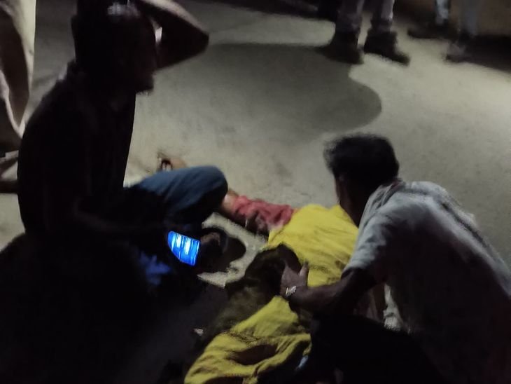 मोहासा में डंपर की टक्कर से मौत, लगाया चक्काजाम:परमेशु बायोटेक से ड्यूटी से लौट रहा कर्मचारी, ढ़ाई घंटे रखा शव