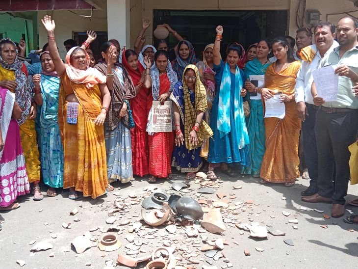 नल सूखे तो सड़क पर उतरीं महिलाएं:नर्मदापुरम में नगरपालिका में फोड़े मटके, गंदगी, अधूरे निर्माण और शुद्ध पेयजल की मांग