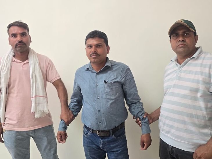 रतलाम में पटवारी 20 हजार की रिश्वत लेते ट्रैप:जमीन सीमांकन के लिए मांगे थे 30 हजार; तहसील ऑफिस में लोकायुक्त ने पकड़ा