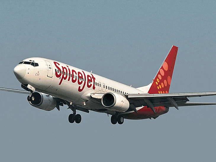 Spicejet staff layoff officers salary crisis 13 aircraft Left