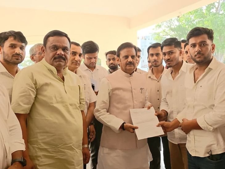 पीएम एक्सीलेंस कॉलेज में बस शुल्क को लेकर विवाद:जबरन वसूली के विरोध में एनएसयूआई ने खोला मोर्चा, कहा-10 दिन में समाधान करें