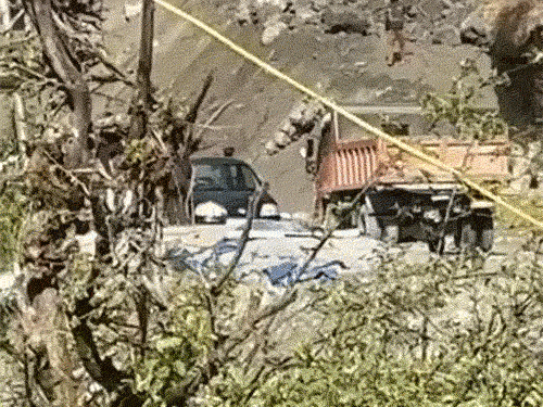 कुल्लू में गाड़ी पर गिरीं बड़ी-बड़ी चट्टानें:ड्राइवर ने भागकर बचाई जान, बारिश से लैंडस्लाइड, आज-कल 5 जिलों में तूफान का येलो अलर्ट