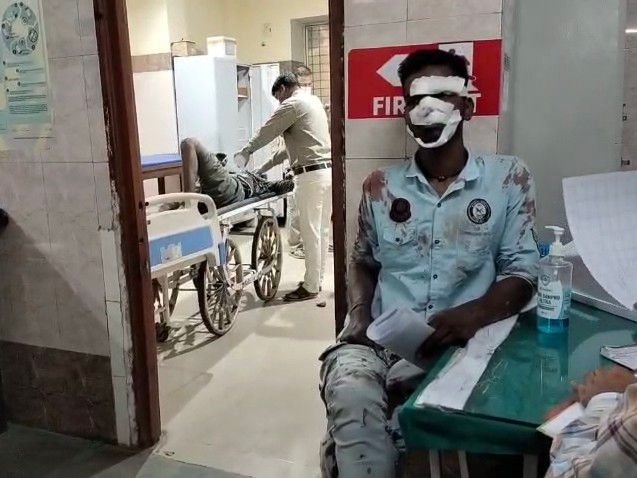 स्पीड-ब्रेकर पर कार स्लो, पीछे से आ रहा टेंपो टकराया:नीमच शहर में दो युवक घायल, दोनों मनासा के रहने वाले