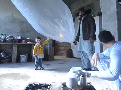 पाकिस्तान में गुब्बारों में गैस भरकर खाना बना रहे लोग:LPG-तेल की किल्लत की वजह से लोग मजबूर, एक्सपर्ट बोले- ये चलता-फिरता बम जैसा