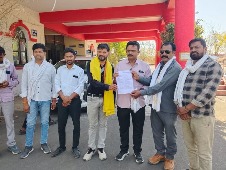 सरपंच बोले- मनरेगा पेमेंट का अधिकार पंचायत के पास हो:गांवों में निर्माण के लिए मुरम-पत्थर निकालने की छूट मिले, बड़वानी में ज्ञापन सौंपा