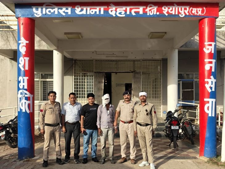 20 साल से फरार चरस तस्कर गिरफ्तार:श्योपुर पुलिस ने 10 हजार के इनामी आरोपी को पकड़ा; राजस्थान GRP को सौंपा