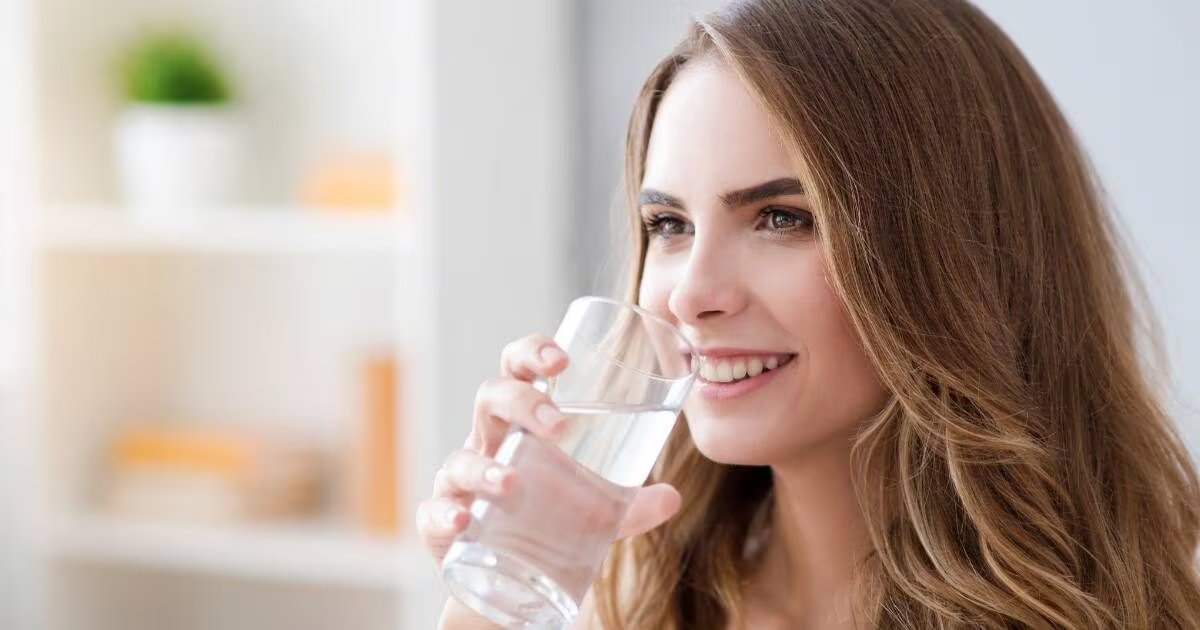 Health Tips: गर्मी में गुनगुना पानी पीना पड़ सकता है भारी, जानिए किन लोगों को तुरंत बदलनी चाहिए यह आदत