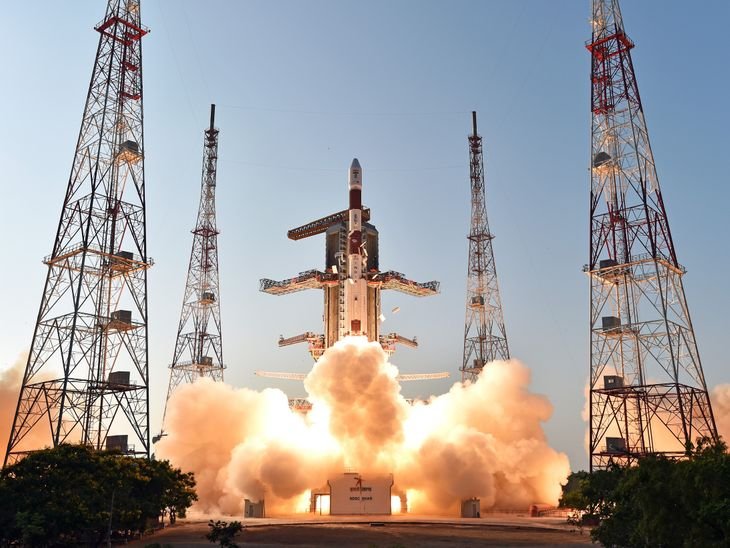 स्पेस में 18 बार खतरे में आए भारतीय उपग्रह:इसरो ने रास्ता बदलकर मलबे से बचाया; 2025 में 1.5 लाख बार अलर्ट जारी