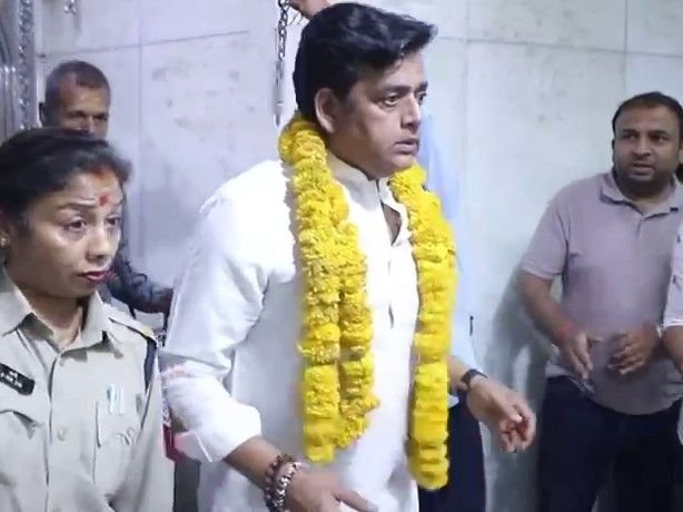 महाकाल की शरण में सांसद-एक्टर रवि किशन:भस्म आरती के बाद किए दिव्य दर्शन, गोरखपुर की खुशहाली की मांगी कामना