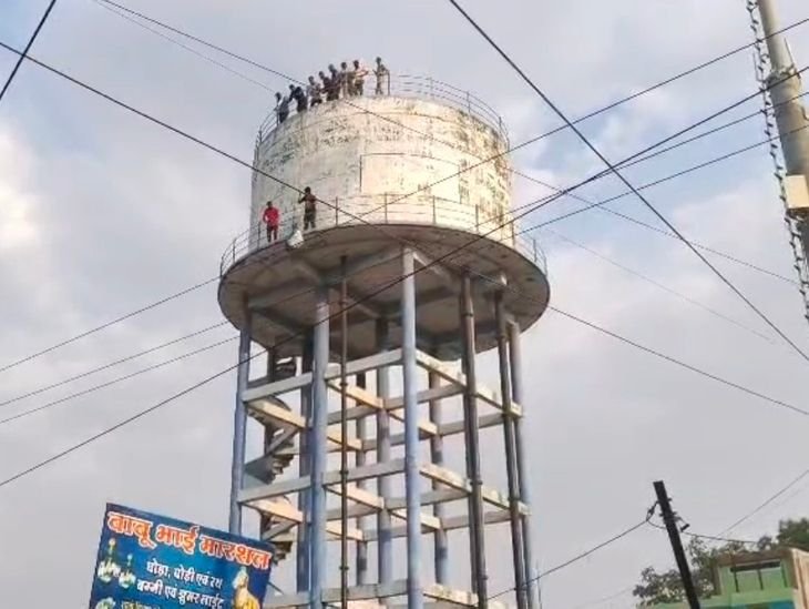 पानी की टंकी पर मिला अज्ञात युवक का शव:धार में 5 से 10 दिन पुराना है शव, वॉलमैन के निरीक्षण में पता चला