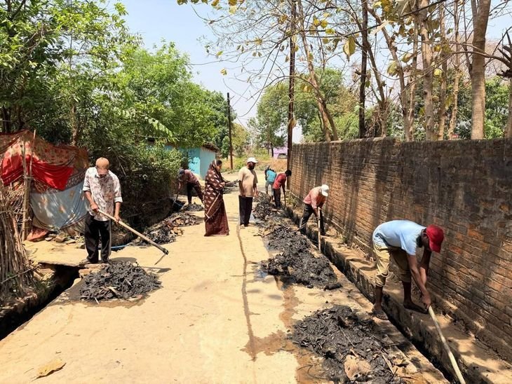 सीधी के वार्ड 19 में गंदगी फैलाने पर होगी FIR:नालियों में कचरा फेंकने पर लगेगा जुर्माना; पार्षद पूनम सोनी ने चलाया विशेष अभियान
