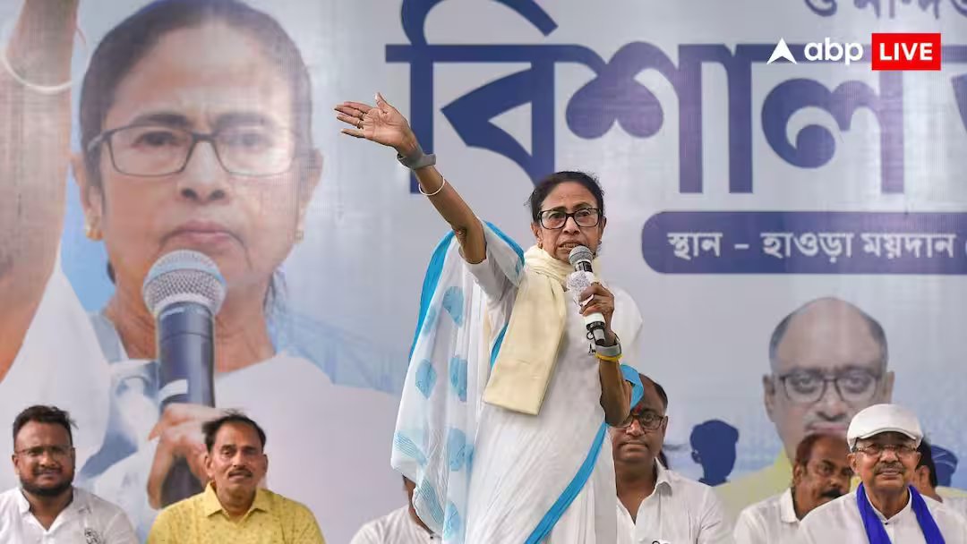 बंगाल में 100 मीटर दूर हो रही थी बीजेपी की रैली, घबराईं ममता बनर्जी, मंच छोड़ वापस लौटीं