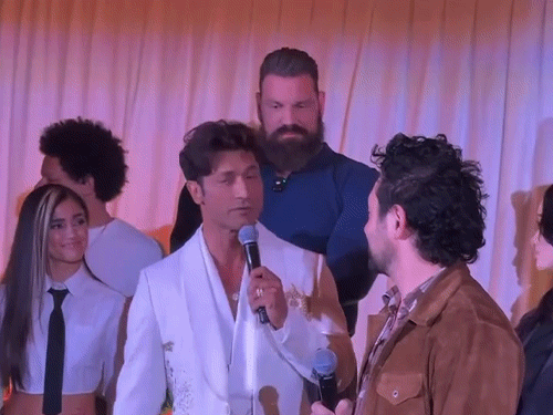 विद्युत जामवाल ने अमेरिका में सुनाया गायत्री मंत्र:हॉलिवुड फिल्म स्ट्रीट फाइटर के ट्रेलर लॉन्च पर पढ़े वैदिक मंत्र; फिल्म में बने हैं योग गुरु