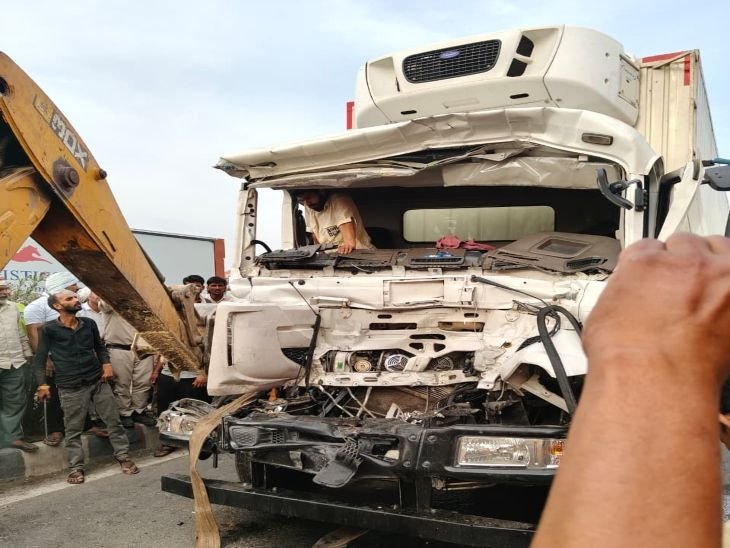 ग्वालियर में तेज रफ्तार ट्रक टैंकर से टकराया:चालक केबिन में फंसा, लोहे की बॉडी काटकर निकाला गया; हाईवे पर लग गया था जाम