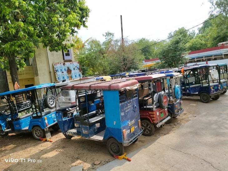 ग्वालियर में ई-रिक्शा से सवा दो लाख के गहने चोरी:दिल्ली का व्यवसायी पत्नी के साथ आदित्यपुरम जा रहा था, दो संदेही महिलाओं ने की वारदात