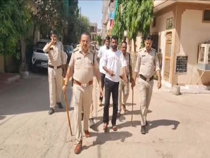 टशन में गोलियां चलाने वाला बदमाश पकड़ा:दुश्मन के घर पहुंचकर की थी फायरिंग, पुलिस ने किया सीन रीक्रिएशन