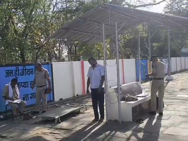 रेलवे स्टेशन के प्लेटफार्म पर मिला अधेड़ का शव:गढ़ाकोटा का रहना वाला था मृतक; सोशल मीडिया से हुई शिनाख्त