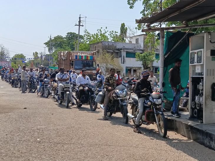 बुरहानपुर के नेपानगर पंप पर लगी वाहनों की कतार:टैंकर नहीं पहुंचने से ₹100 का मिल रहा पेट्रोल, इमरजेंसी कोटे से कर रहे वितरण