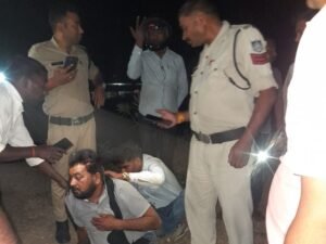 बच्चों को बचाने में बाइक फिसली, युवक घायल:डायल-112 ने पहुंचाया अस्पताल, बहुती स्कूल के सामने हादसा